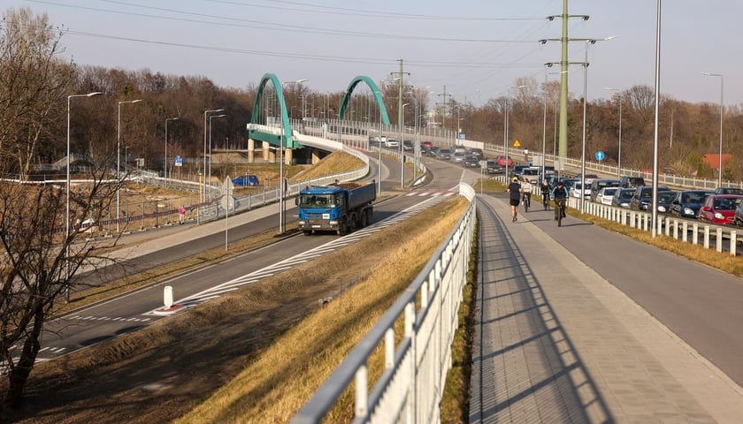 Widok na most Na Wilczym Kącie na trasie Alei Wielkiej Wyspy, rok 2025