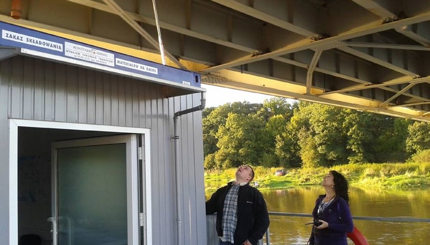 Płyną po Odrze i sprawdzają jej głębokość