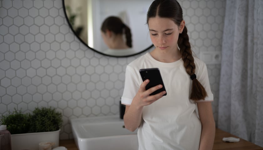 Dziewczynka z telefonem w dłoni