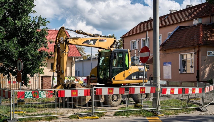 Koparka podczas prac przy ul. Koszarowej