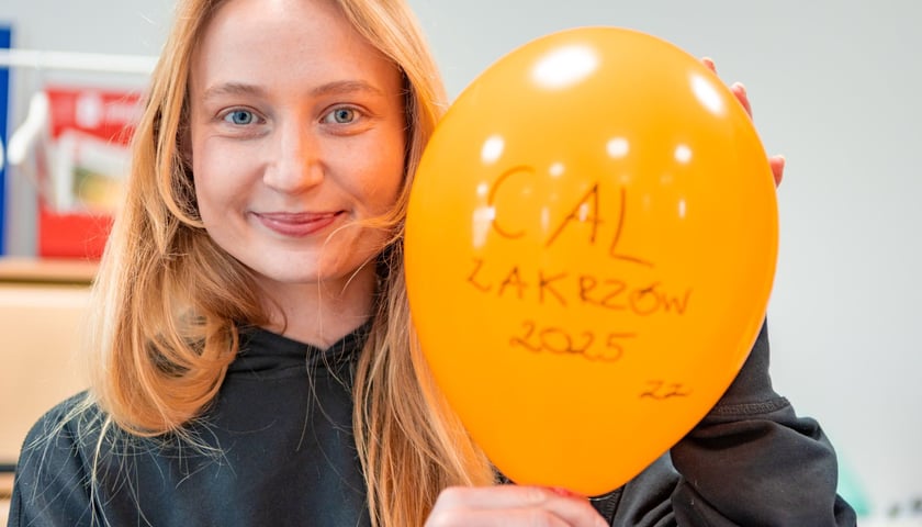 Młoda kobieta z pomarańczowym balonem podczas otwarcia CAL-u Zakrzów w 2025 r.