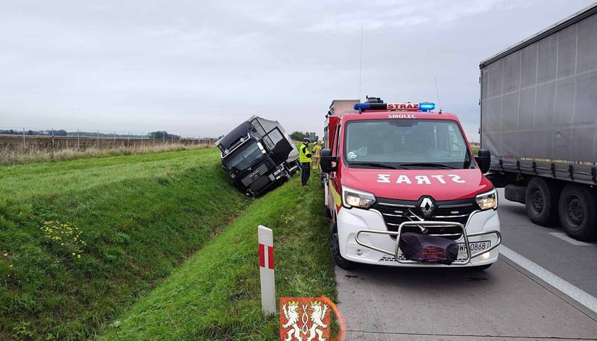 Samochód ciężarowy w rowie na A4, 14.10.2025 r. Utrudnienia na autostradzie A4, odcinek węzeł Kąty Wrocławskie – węzeł Pietrzykowice, kierunek Zgorzelec.