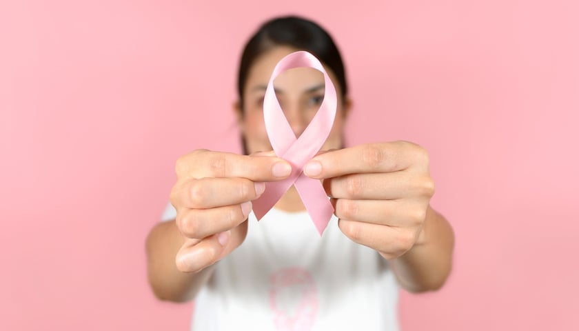 Dziewczyna trzymająca różową wstążkę, zdjęcie ilustracyjne