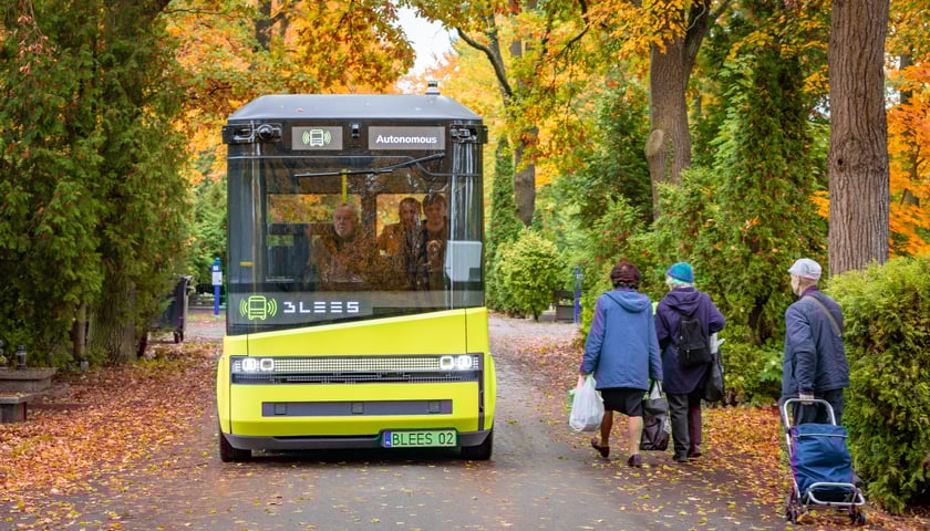 Autonomiczny bus BB-1 od 15 października wozi pasażerów po cmentarzu Osobowickim