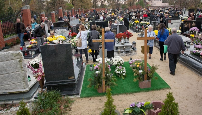 Nowe miejsca na cmentarzu w Jerzmanowie