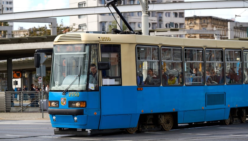 Tramwaj na trasie we Wrocławiu (zdjęcie ilustracyjne)