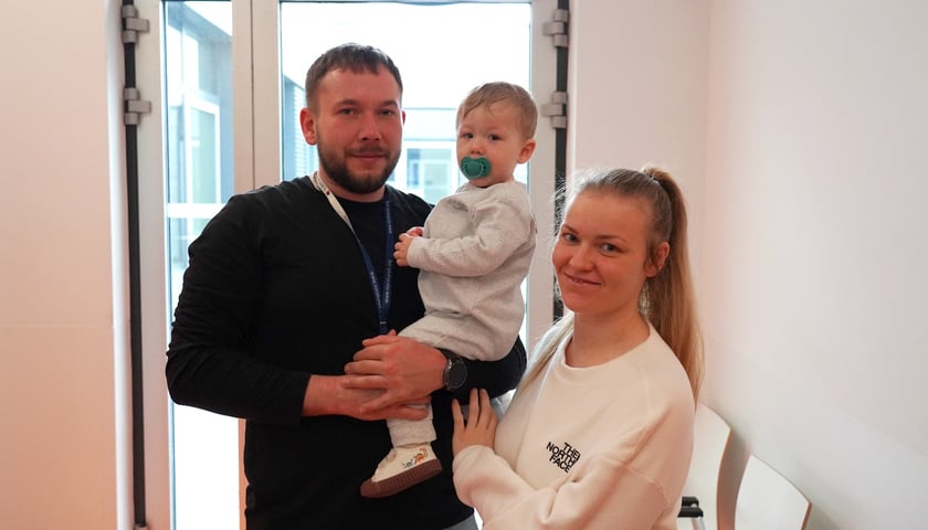 Pacjent Przylądka Nadziei: Olaf z rodzicami. Na zdjęciu para młodych ludzi z małym dzieckiem