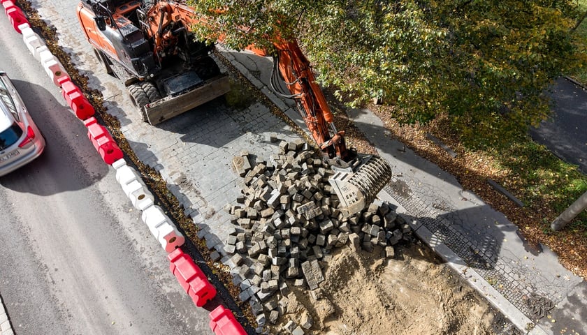 Koparka i ściągana kostka kamienna z ulicy Powstańców Śląskich, 13 października 2025