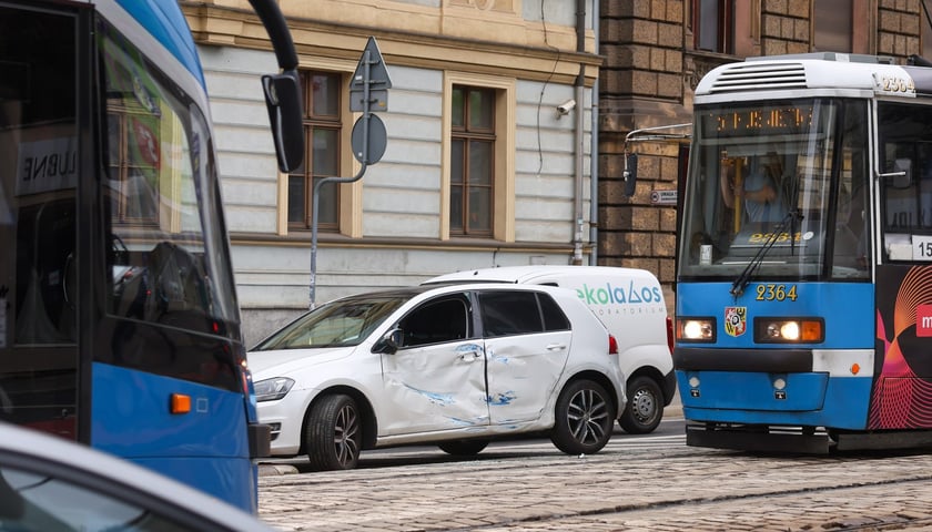 Tramwaje stoją na ul. Piłsudskiego