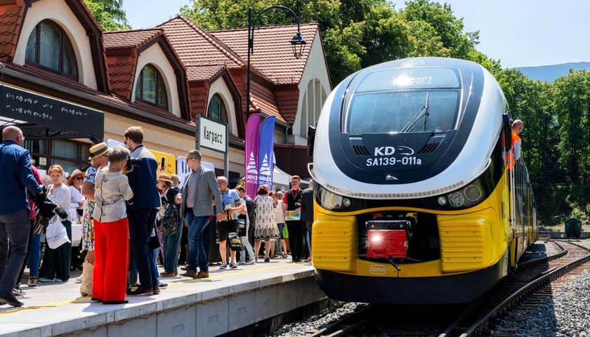 Pociąg Kolei Dolnośląskich na stacji w Karpaczu