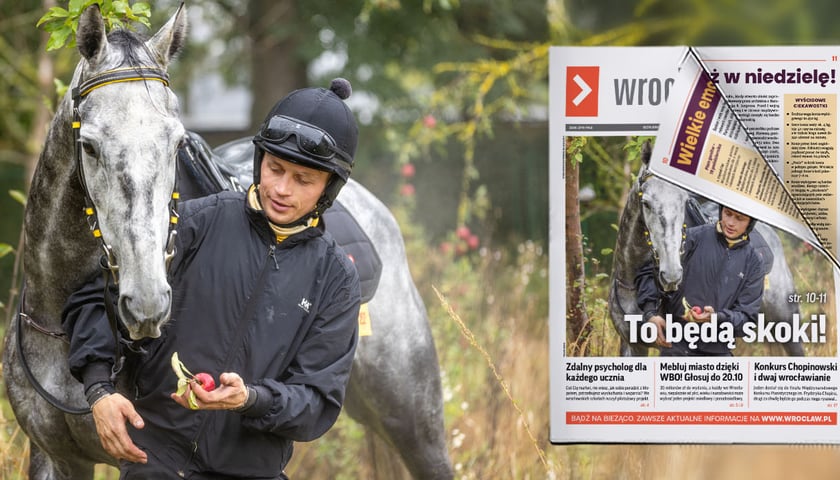 Wrocławski dżokej Paweł Pałczyński podaje czerwone jabłko swojemu koniowi Jadmirowi; obok okładka nowego biuletynu