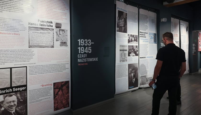 Mężczyzna oglądający wystawę.