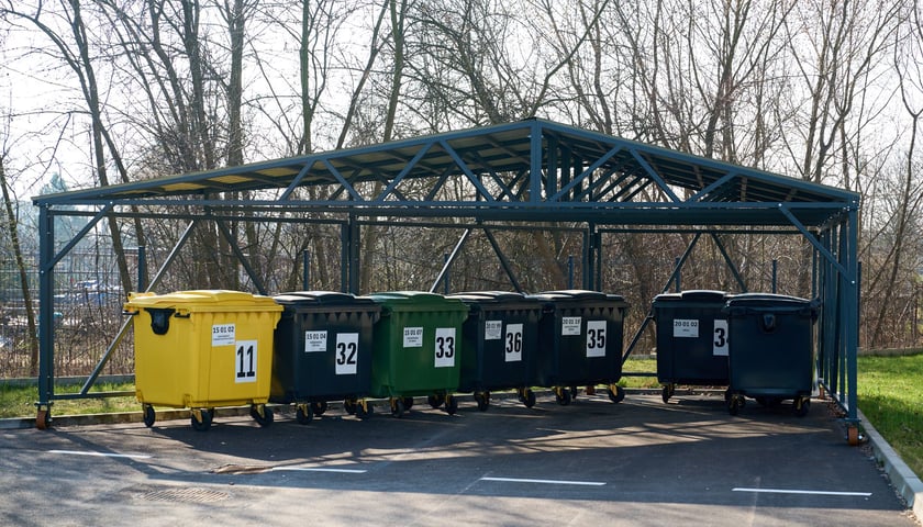 Na zdjęciu pojemniki Ekosystemu na odpady
