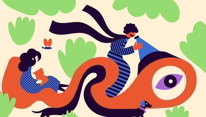 Ilustracja przedstawiająca dwie osoby na fantazyjnym czerwono-pomarańczowym stworzeniu z czarnymi detalami na tle zielonych krzaków. Kobieta siedzi po lewej stronie czytając, mężczyzna stoi po prawej. U dołu znajduje się mały pies. Scena nawiązuje do magicznych przygód w naturze.