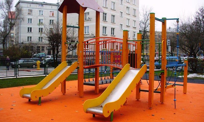 Nowe place zabaw przy szkołach