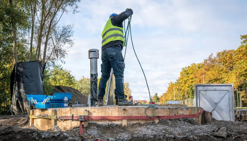 Robotnik na budowie. Prace przy kanalizacji deszczowej.