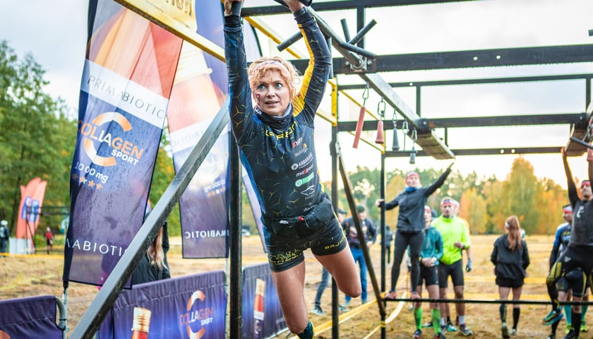 Uczestniczka biegu z przeszkodami Runmageddon w Szczodrem pod Wrocławiem w trakcie pokonywania przeszkody.