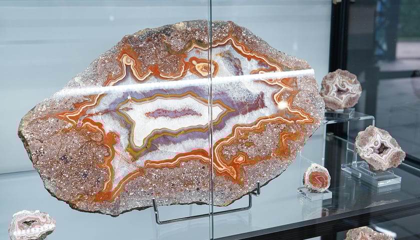 Agaty na wystawie w ramach Jesiennych Targów Minerałów, Biżuterii i Wyrobów Jubilerskich.