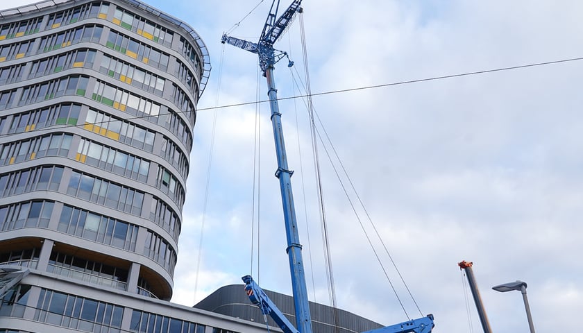 Dźwig przy Biurowcu Grunwaldzki Center na rondzie Reagana.