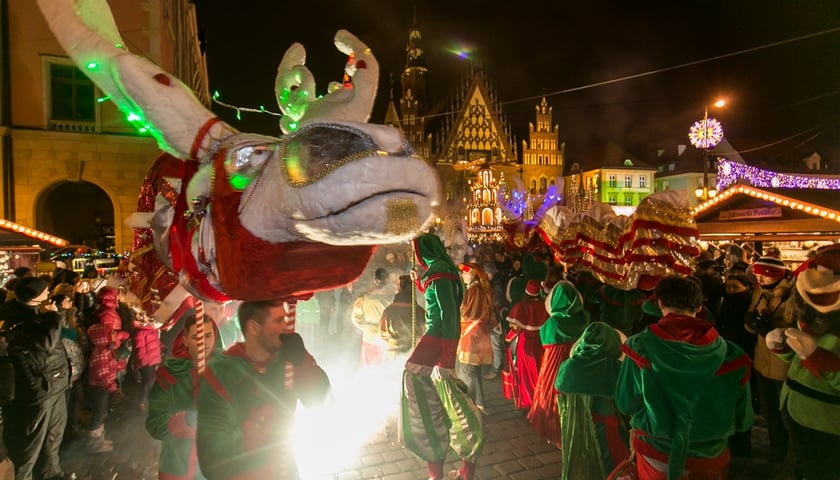 Ognisty korowód elfów przeszedł po Rynku [ZDJĘCIA]