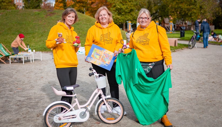 Pchli Targ w Sercu Szczepina - 19.10.2025 r. Na zdjęciu uśmiechnięte uczestniczki prezentują towary