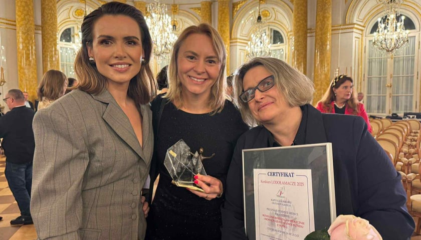 Przedstawicielki Centrum Wsparcia podczas gali konkursu Lodołamacze. Po lewej ambasadorka konkursu aktorka Marta Żmud Trzebiatowska.