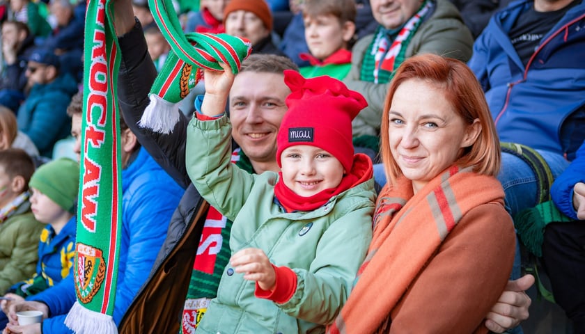 Śląsk Wrocław - Stal Mielec. Zdjęcia kibiców (19.10.2025). Na zdjęciu uśmiechnięta rodzina dopinguje piłkarzy Śląska.