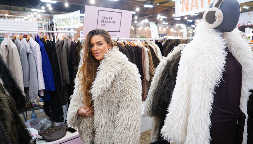 Festiwal Kupuj Świadomie w Czasoprzestrzeni. Na zdjęciu młoda kobieta w futrze