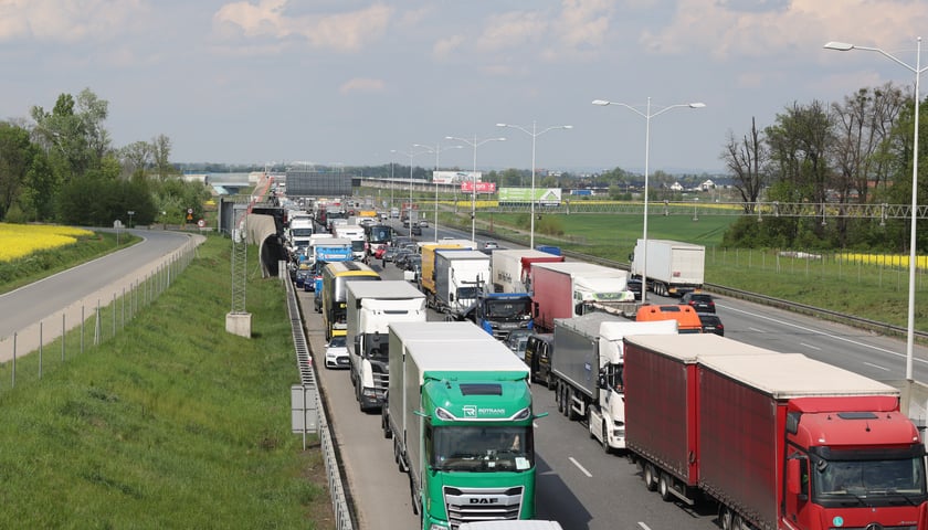 Samochody stoją w korku na autostradzie A4, zdjęcie archiwalne, ilustracyjne