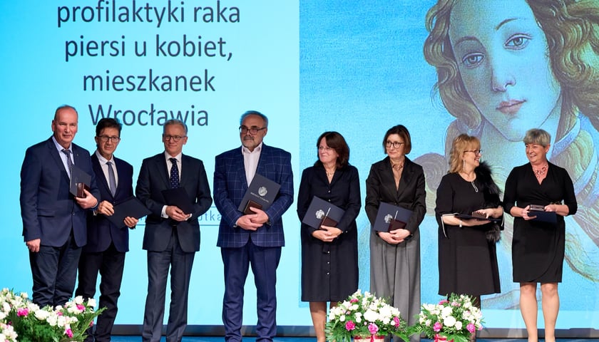 Medycy nagrodzeni za  wieloletnią pracę i ogromny wkład w program profilaktyki raka piersi we Wrocławiu.