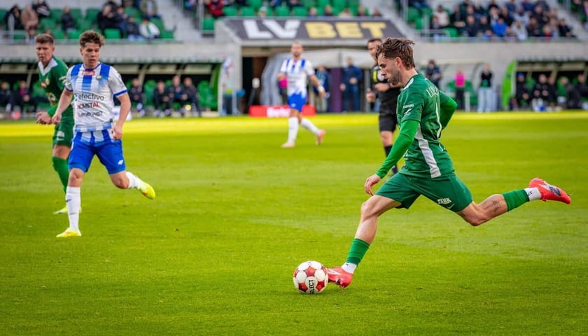 Mark Linares w zielonym stroju Śląska podczas meczu ze Stalą Mielec na Tarczyński Arenie