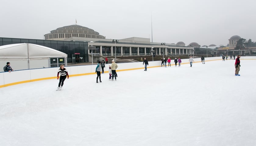 Ruszyło lodowisko przy Pergoli [ZDJĘCIA]