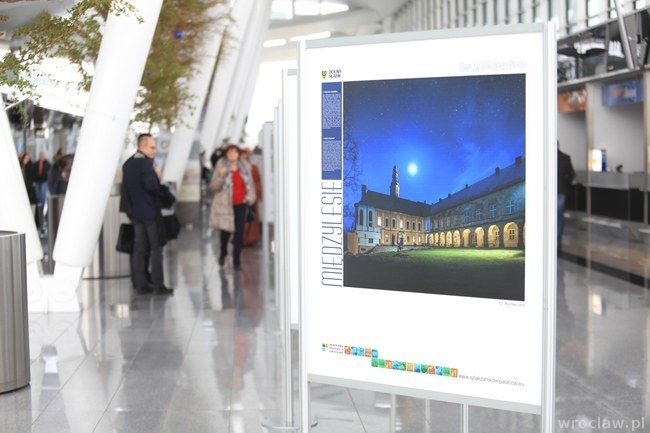 Rycerze i białogłowe na lotnisku [ZDJĘCIA]