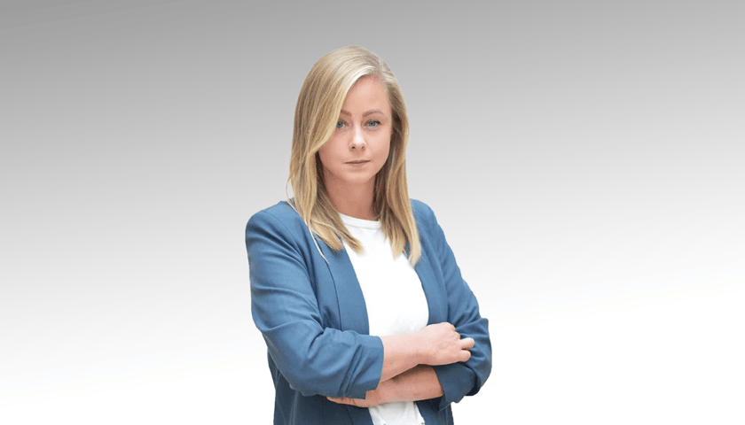 Dr inż. Aleksandra Wdowczyk z Uniwersytetu Przyrodniczego we Wrocławiu. Na zdjęciu młoda uśmiechnięta kobieta