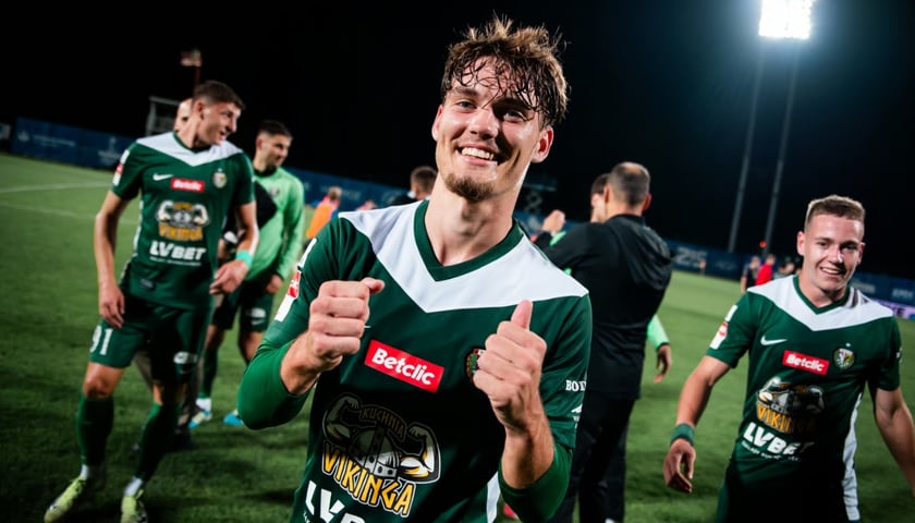 Piłkarze WKS Śląsk Wrocław po meczu. Na pierwszym planie Michał Rosiak.