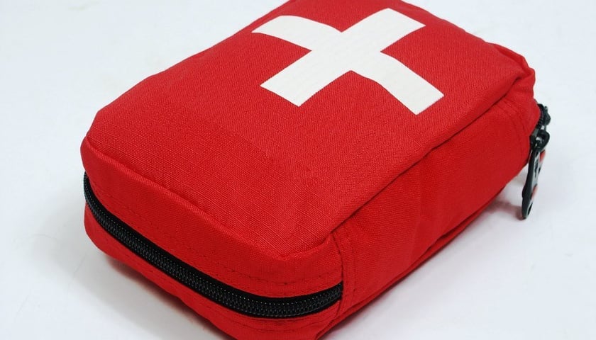 Apteczka na ferie zimowe – lekarz radzi