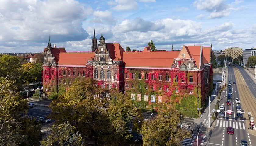 Budynek Muzeum Narodowego we Wrocławiu jesienią - październik 2025