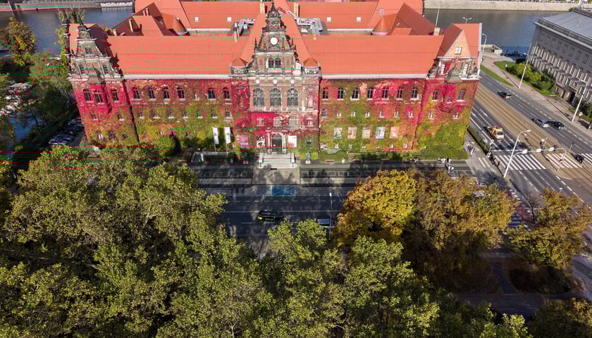 Budynek Muzeum Narodowego we Wrocławiu jesienią - październik 2025