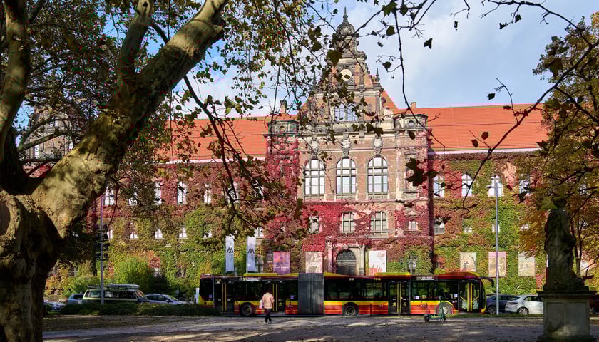 Budynek Muzeum Narodowego we Wrocławiu jesienią - październik 2025