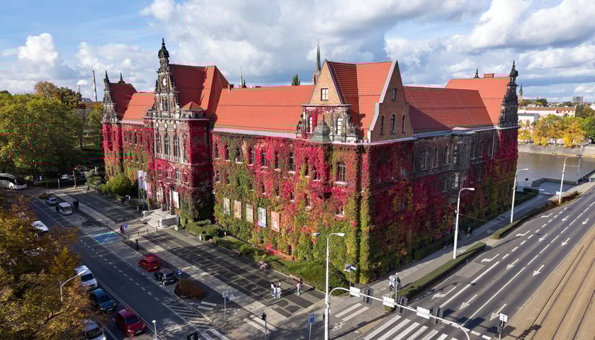 Budynek Muzeum Narodowego jesienią - zdjęcie z drona