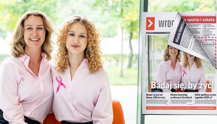 Dwie uśmiechnięte kobiety w jasnoróżowych koszulach: z lewej starsza - mama Mii, z prawej - licealistka Mia