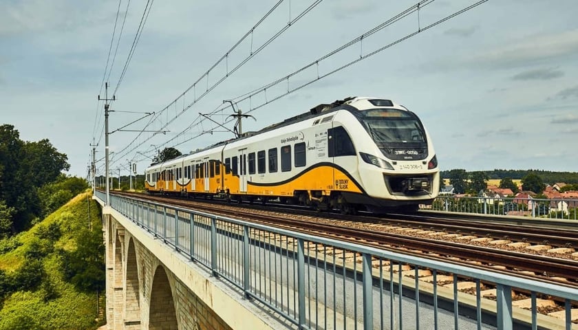 Pociąg Kolei Dolnośląskich na wiadukcie. Zdjęcie ilustracyjne