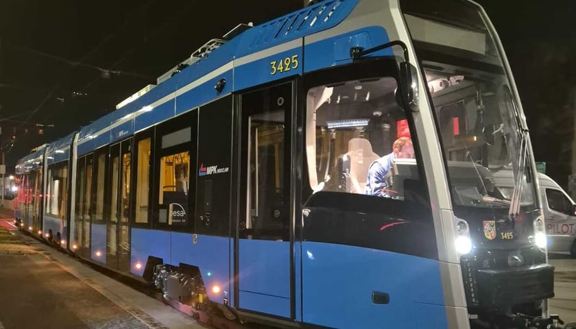 Transport nowej Pesy we Wrocławiu