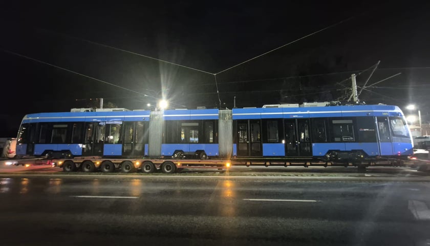 Transport nowego tramwaju Pesa we Wrocławiu