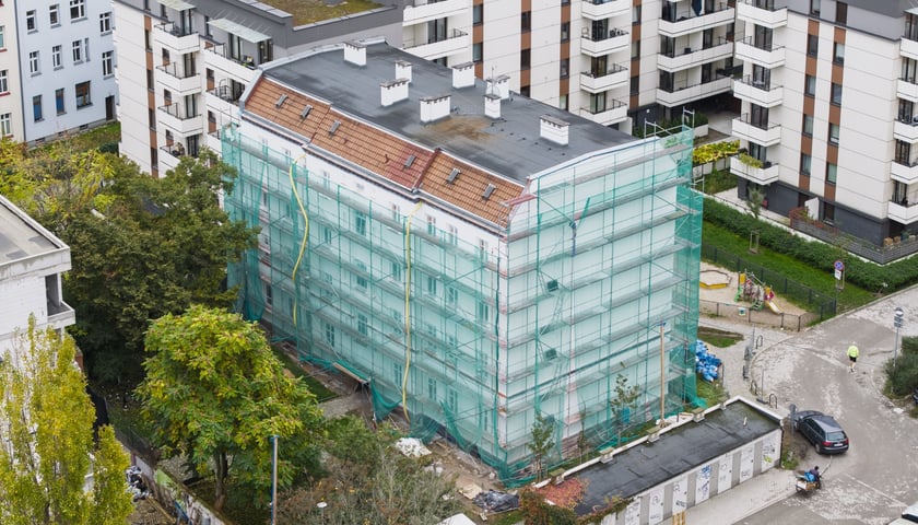 Prądzyńskiego 20a w trackie remontu elewacji, 24 października 2025