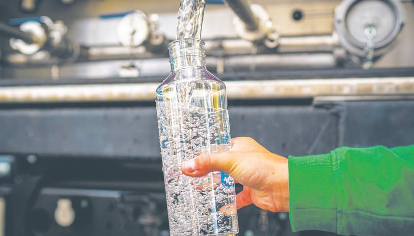 Woda nalewana do butelki.