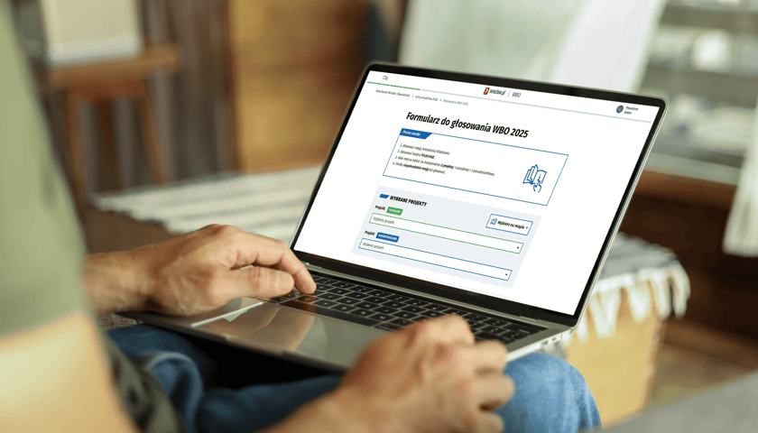 Laptop z otwartym formularzem do głosowania w WBO 2025, zdjęcie ilustracyjne