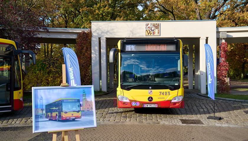 Obecnie używany przez MPK autobus Mercedes-Benz Citaro 2 a przed nim plansza z pokazanym Mercedesem-Benz Conecto - to właśnie model przedstawiony na planszy wzbogaci flotę wrocławskiego przewoźnika