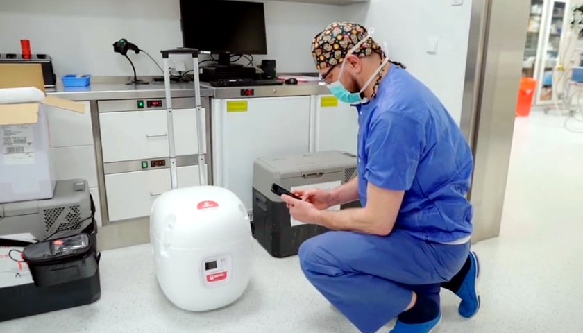 Lekarz transplantolog z pojemnikiem do przewozu organów do transplantacji z systemu SherpaPak CTS.