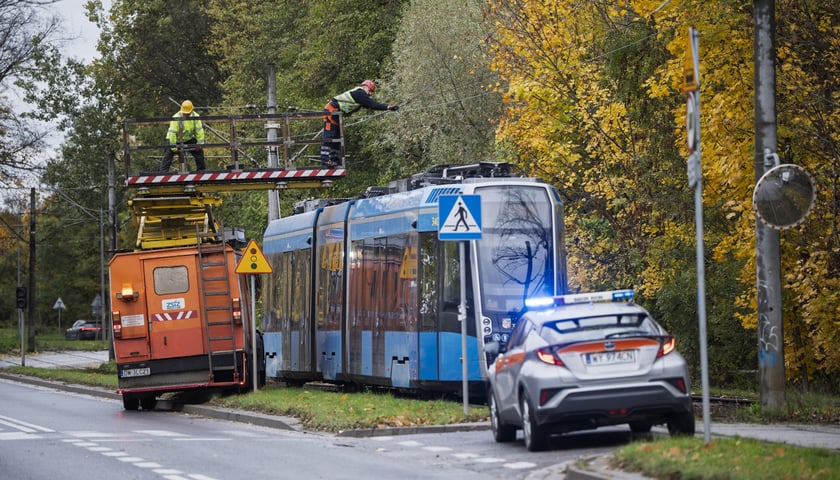 Wóz techniczny z platformą, tramwaj i samochód nadzoru ruchu na ulicy. Naprawa zerwanej trakcji tramwajowej na ul. Kwidzyńskiej.